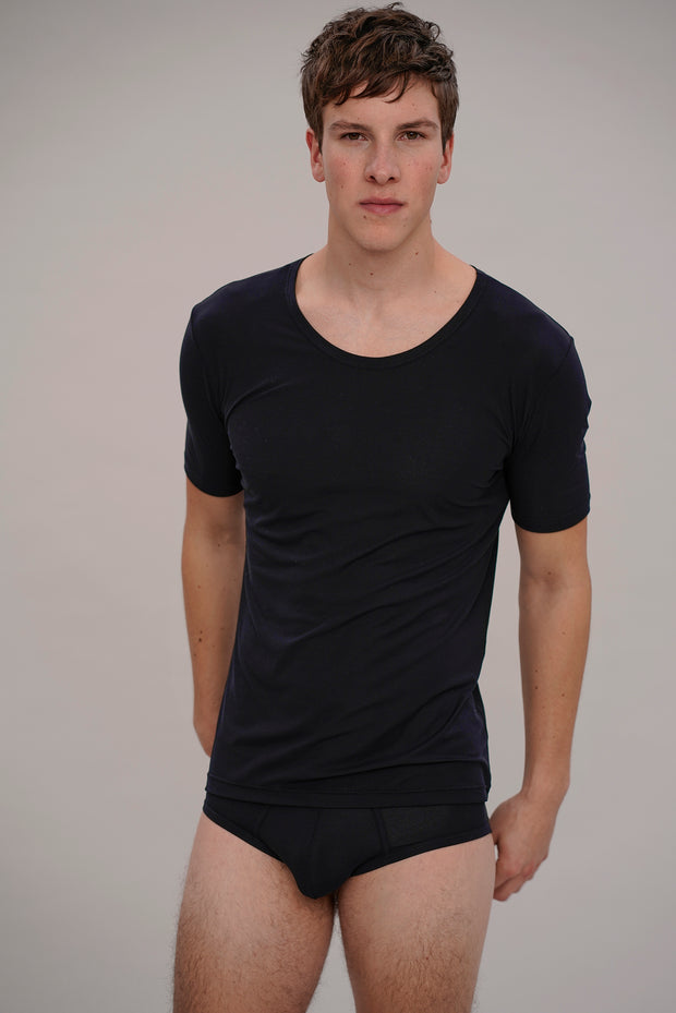 Organic, breathable undershirt for men in black